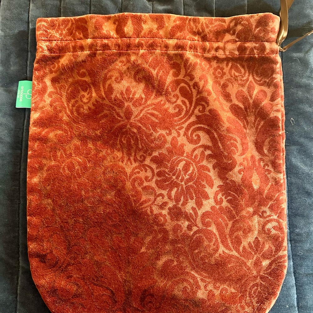Artipoppe’s velvet bag